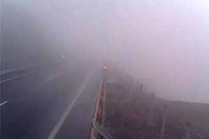 冬日駕車出行遇到團(tuán)霧怎么辦？學(xué)會(huì)這7招或許能保命！