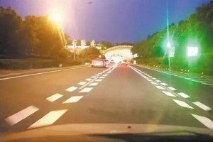跑高速，遇到這種魚骨狀標(biāo)線千萬要注意