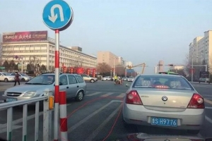 車主請(qǐng)注意！路口不要這樣轉(zhuǎn)彎，一旦被發(fā)現(xiàn)，扣8分罰500元